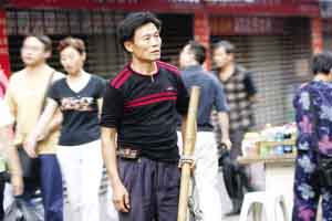 雇主遗落2000元货物搬运工原地守候3天(图)